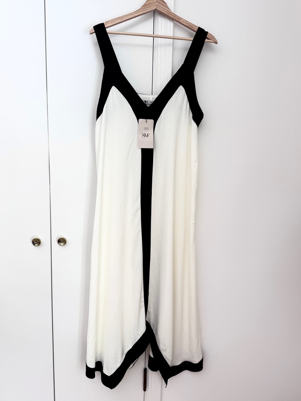 SMF studio collection V-neck Contrast Trim dress Size Medium